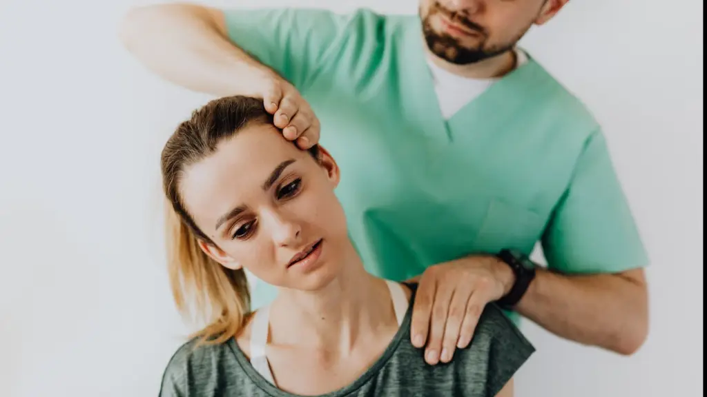 un médico quiropráctico realiza una terapia de cuello en una paciente mujer