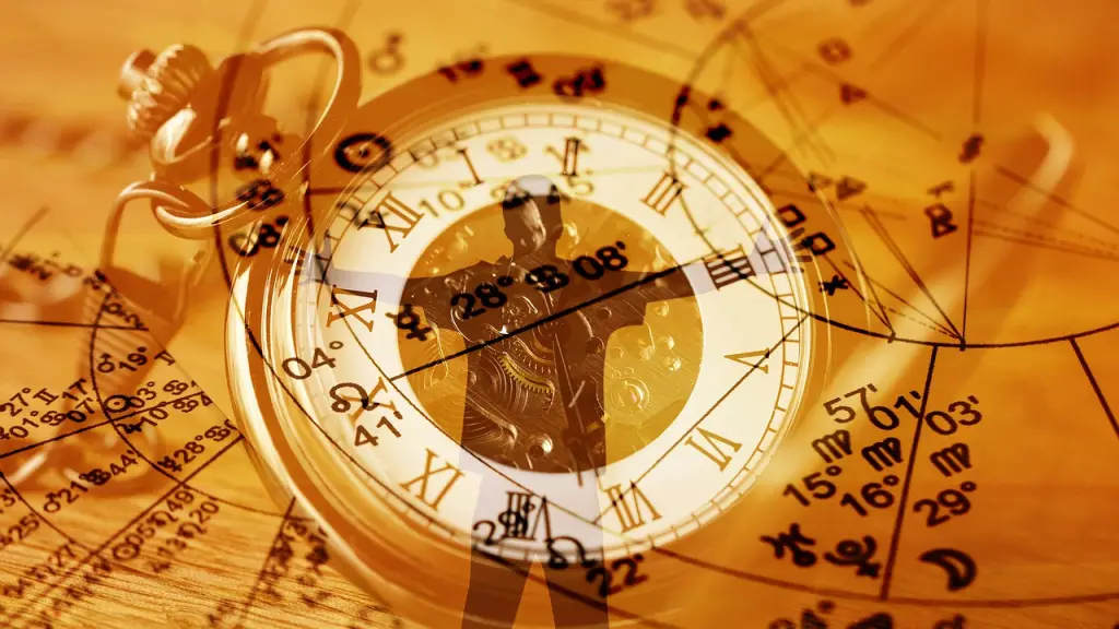 una silueta de hombre entrelazada con la foto de un reloj y una carta astrológica de fondo en un efecto visual de tonos naranjos