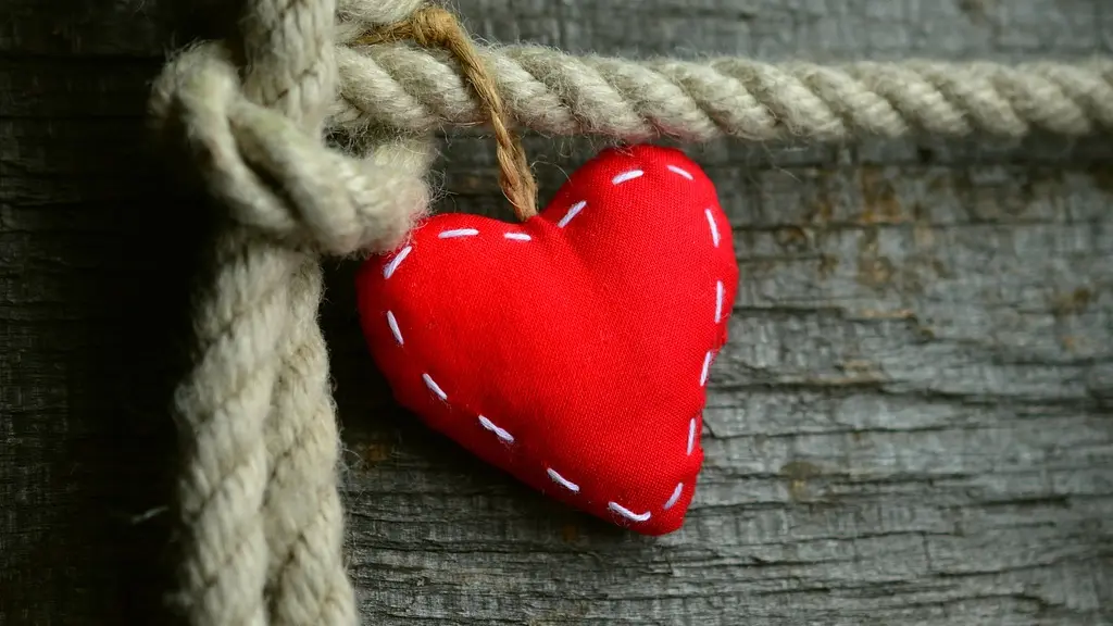 un corazon de tela sobre un trozo de madera