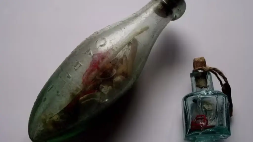 Ejemplos de botellas de bruja encontradas en el mar