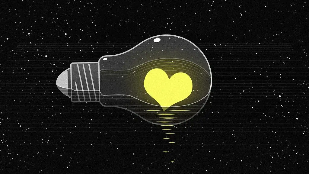 sobre un fondo negro estrellado el dibujo de una ampolleta con un corazón amarillo dentro de ella