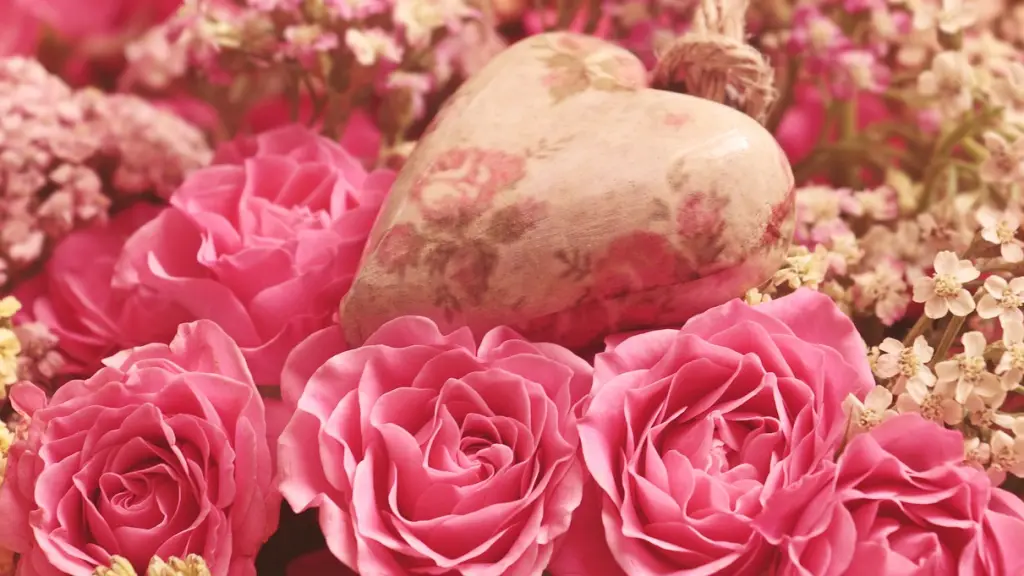 un corazón rodeado de rosas 