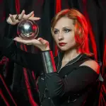 Mujer con una bola de cristal emulando un ejercicio de clarividencia