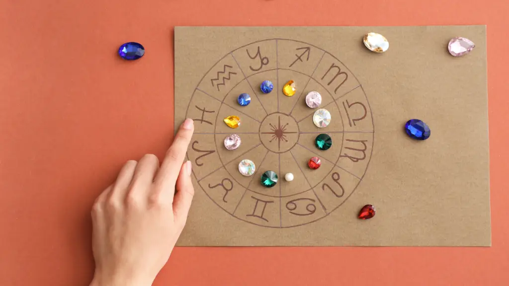 dibujo de la carta astrologica con piedras y una mano